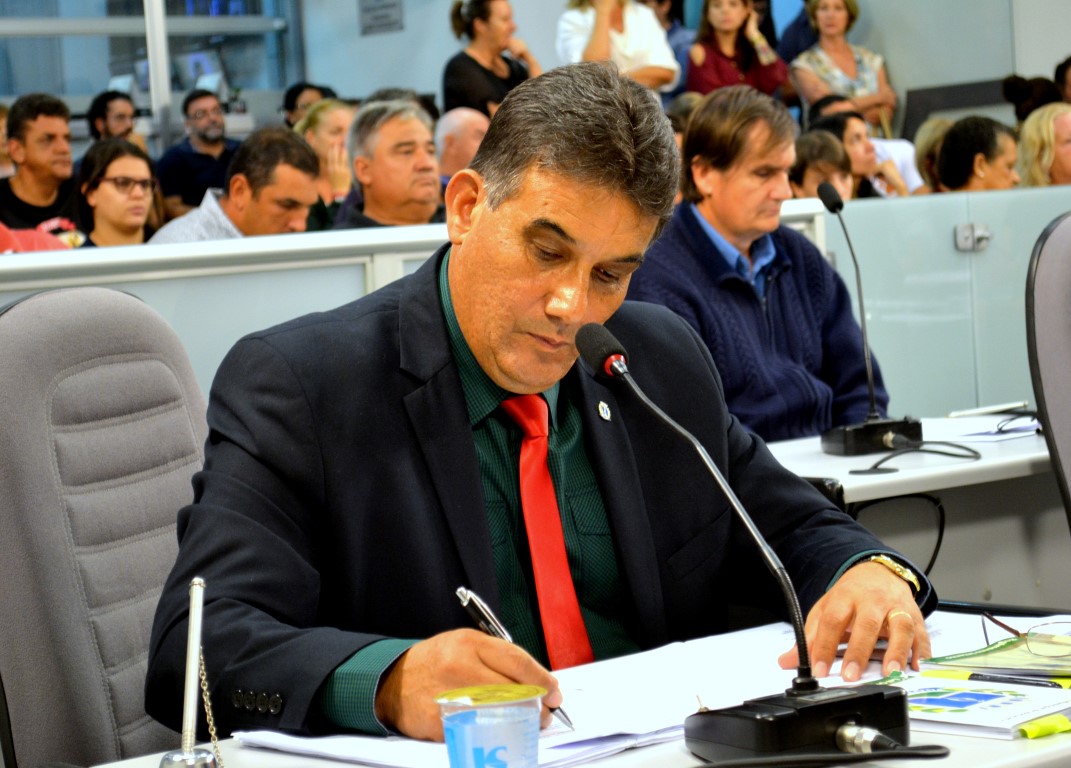 Atletas de karatê recebem moções de congratulações na Câmara